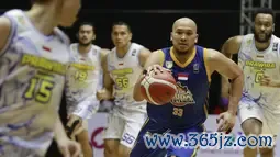 Kapten Satria Muda Pertamina, Arki Dikania Wisnu, menjadi salah satu pemain yang paling menonjol saat mengalahkan Prawira Bandung pada laga IBL 2022 di Hall Basket GBK, Jakarta, Jumat (21/01/2022).(Bola.com/M Iqbal Ichsan)